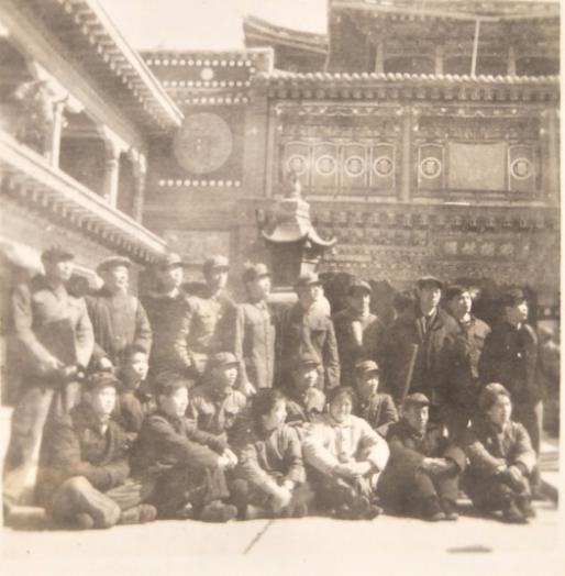 1976年官其格老师(右六)带74级在青海铁道兵关角隧道施工现场